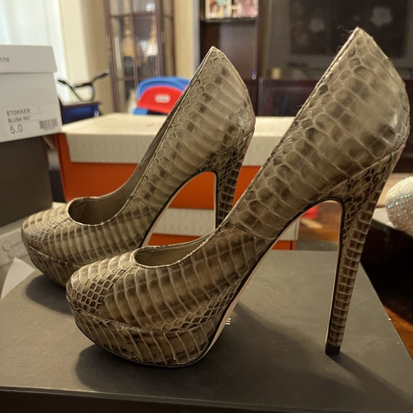 New Pelle Moda high heels pump size 5.5. Snake pattern. - Picture 2 of 9